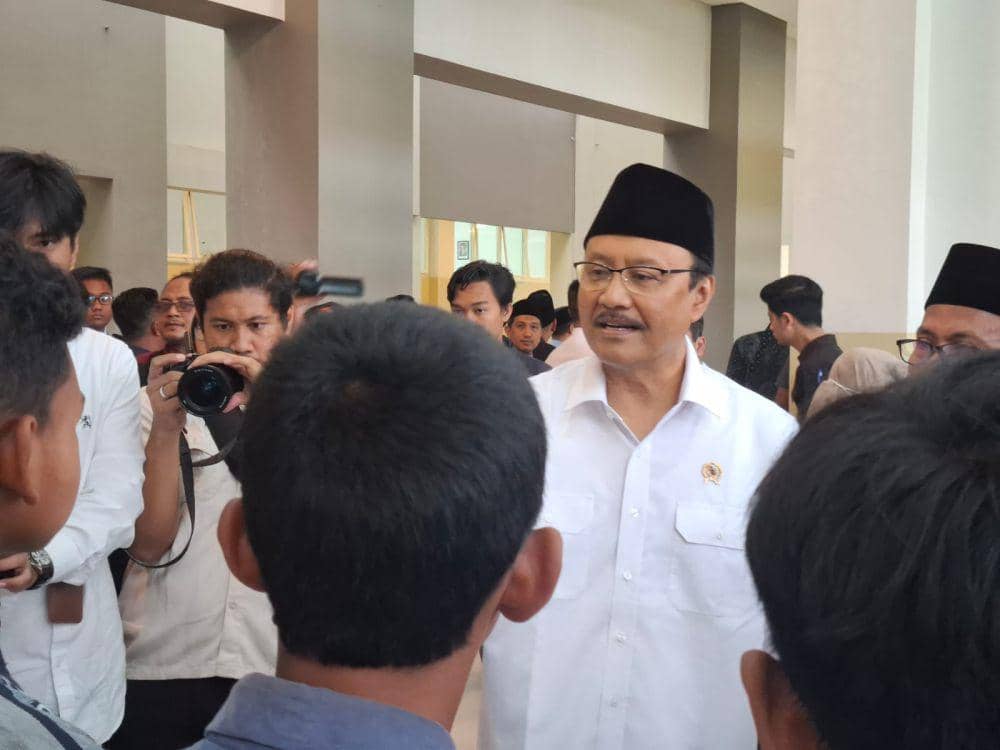 Mensos, Saifullah Yusuf saat mengunjungi Al Hikmah Boarding School. (IDN Times/Rizal Adhi Pratama)