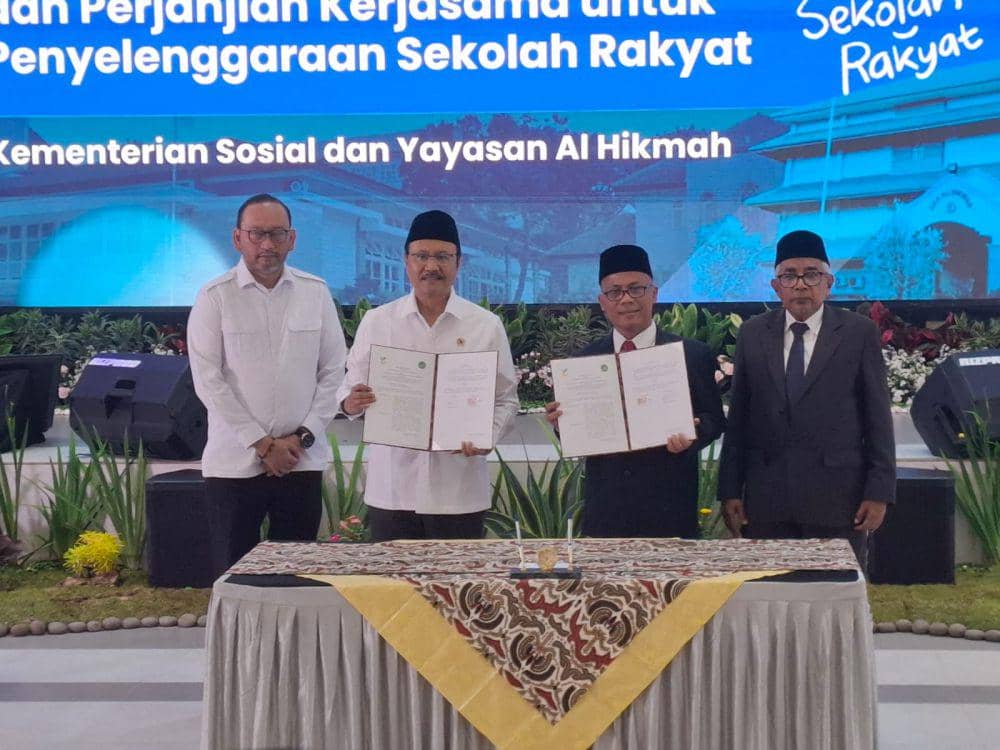 Mensos, Saifullah Yusuf saat mengunjungi Al Hikmah Boarding School. (IDN Times/Rizal Adhi Pratama)