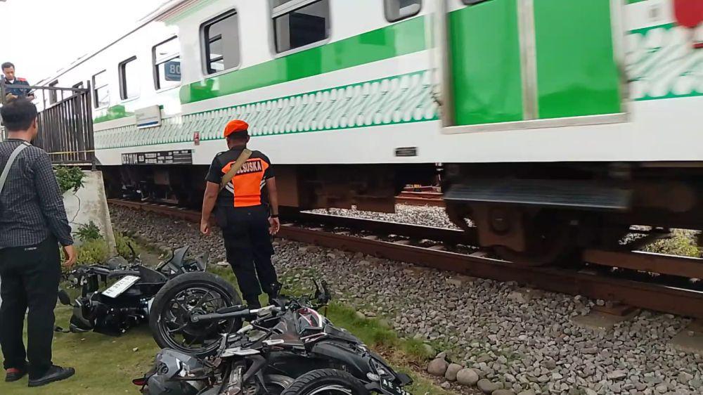 Empat pengedara motor tewas tertabrak kerata api di perlintasan Barat Magetan. IDN Times/Riyanto.