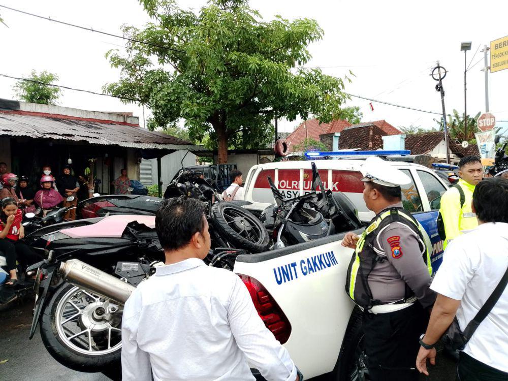 Empat pengedara motor tewas tertabrak kerata api di perlintasan Barat Magetan. IDN Times/Riyanto.
