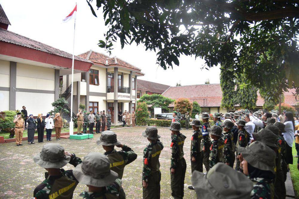 Pemerintah Kabupaten Kuningan mengirim 42 pelajar tingkat Sekolah Menengah Pertama (SMP) ke markas Komando Distrik Militer (Kodim) 0615/Kuningan untuk mengikuti pelatihan bela negara. Kegiatan yang dimulai pada Senin (19/5/2025) ini diklaim pemerintah daerah sebagai bentuk pembinaan karakter remaja di tengah meningkatnya fenomena kekerasan pelajar.
