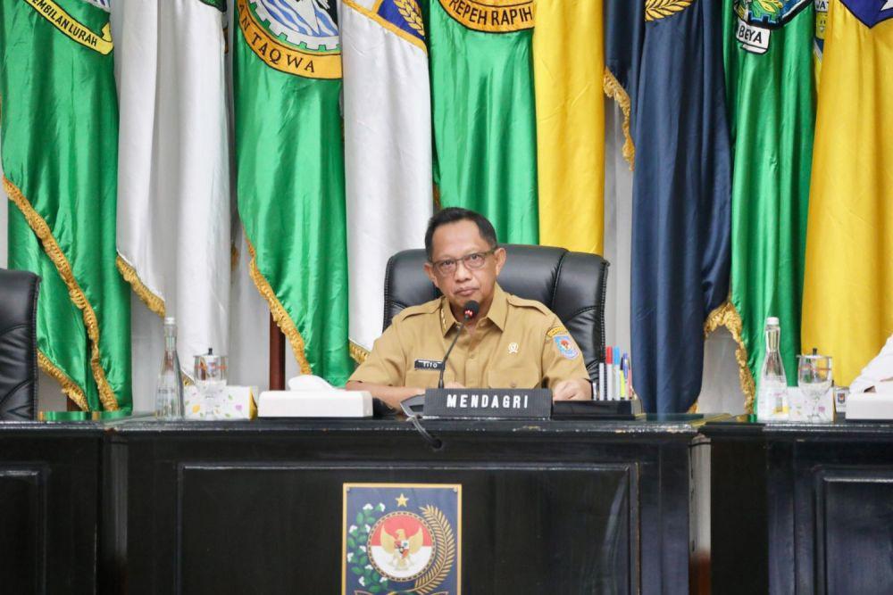 Mendagri, Tito Karnavian, saat memimpin rapat pada Senin (19/5/2025) (ANTARA)