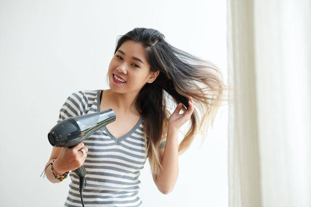 ilustrasi mengeringkan rambut (freepik.com/author/pressfoto)