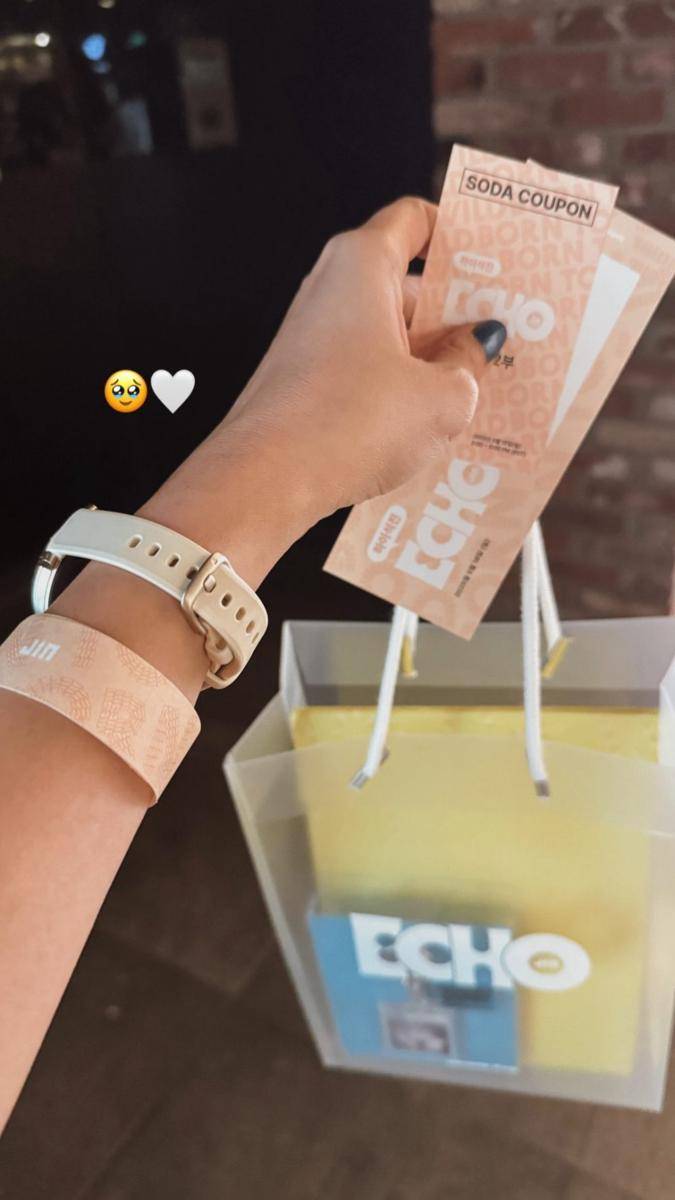 Yunita Siregar hi-touch sama Jin BTS (instagram.com/yunitasiregar)
