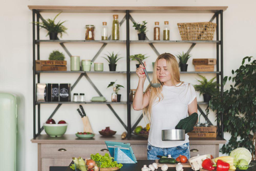 ilustrasi perempuan memasak di dapur outdoor (freepik.com/freepik)