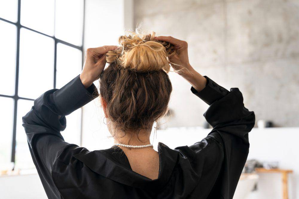 Ilustrasi rambut model messy bun (freepik.com/freepik)