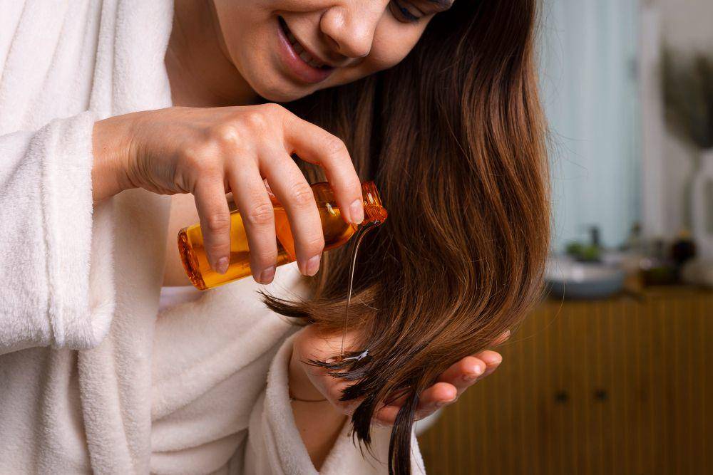 ilustrasi menggunakan serum rambut (freepik.com/freepik)