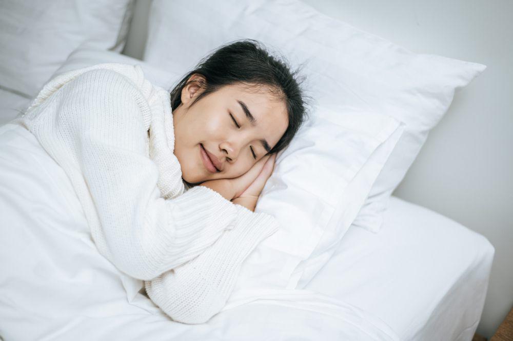 ilustrasi perempuan tidur (freepik.com/jcomp)