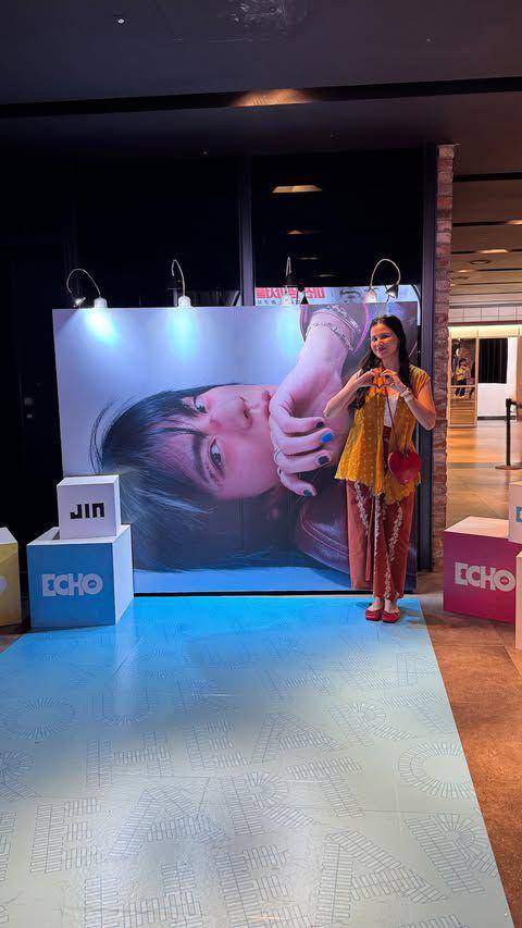 Yunita Siregar hi-touch sama Jin BTS (instagram.com/yunitasiregar)