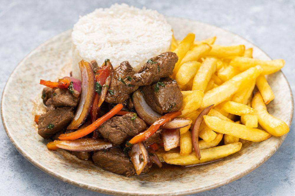 Ilustrasi lomo saltado (freepik.com/wirestock)