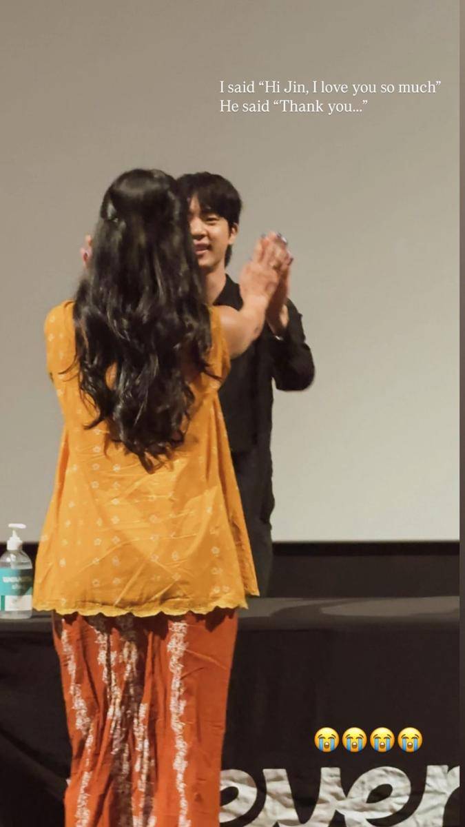 Yunita Siregar hi-touch sama Jin BTS (instagram.com/yunitasiregar)