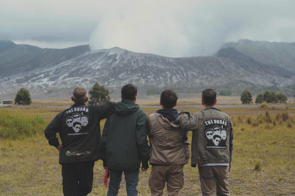 The Dudas-1 Piknik di Bromo (Instagram.com/raffinagita1717)