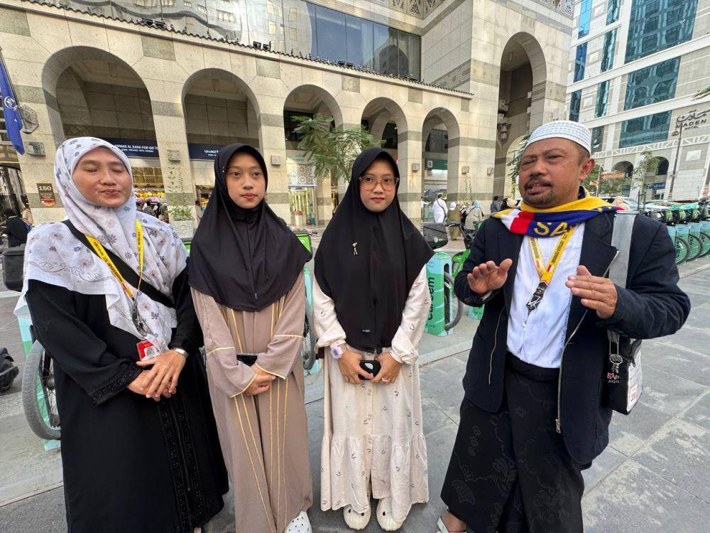 Alya Laily Afifah (nomor dua dari kanan), jemaah haji termuda asal Bandung, Jawa Barat, naik haji bersama kakaknya dan kedua orangtuanya. (Media Center Haji)