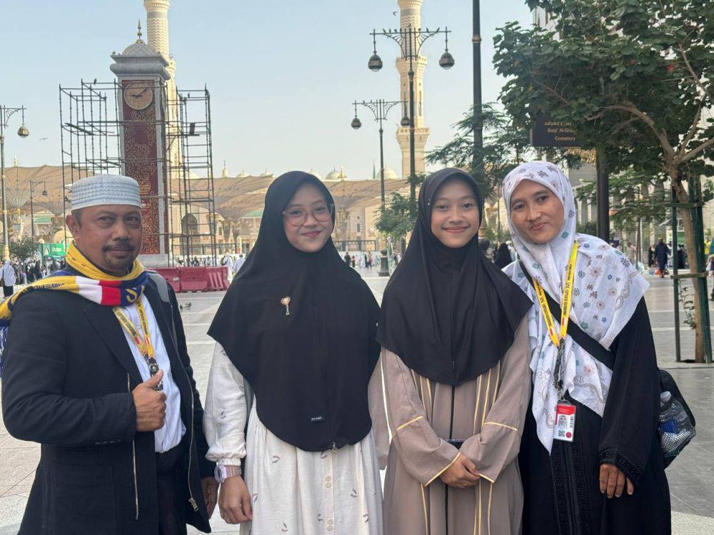 Alya Laily Afifah (nomor dua dari kiri), jemaah haji termuda asal Bandung, Jawa Barat, naik haji bersama kakaknya dan kedua orangtuanya. (Media Center Haji)