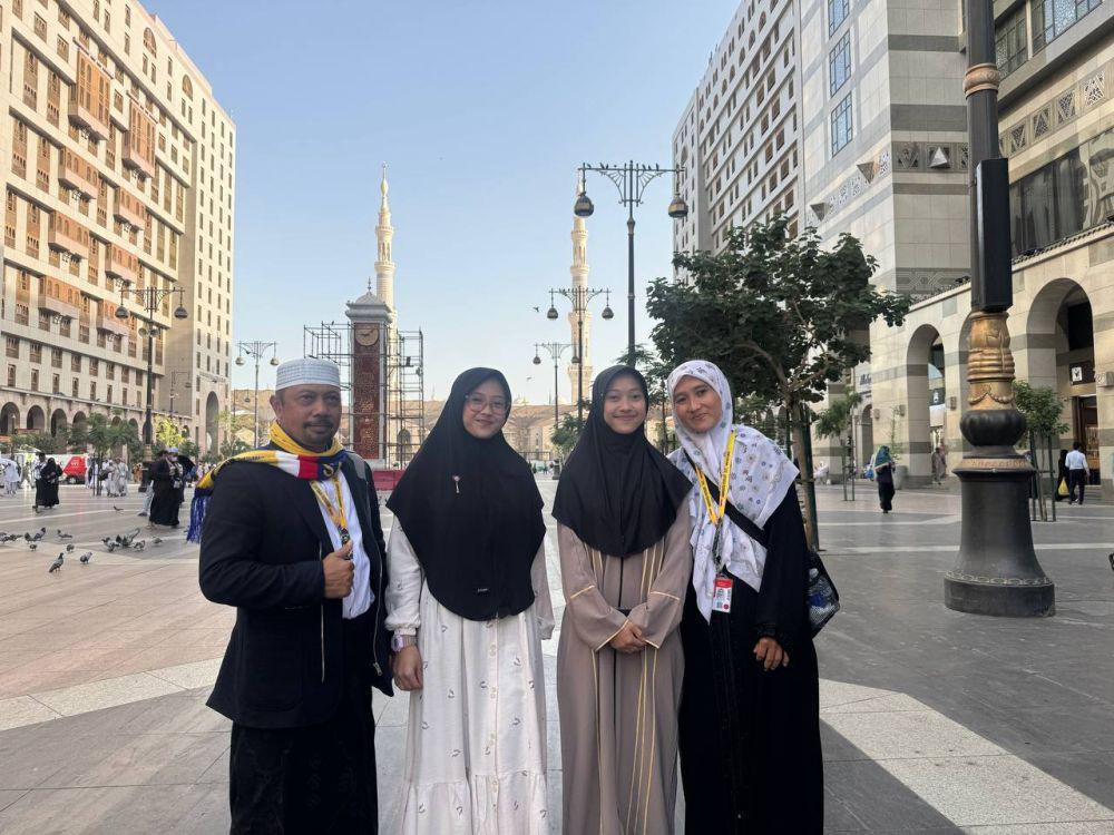 Alya Laily Afifah (nomor dua dari kiri), jemaah haji termuda asal Bandung, Jawa Barat, naik haji bersama kakaknya dan kedua orangtuanya. (Media Center Haji)