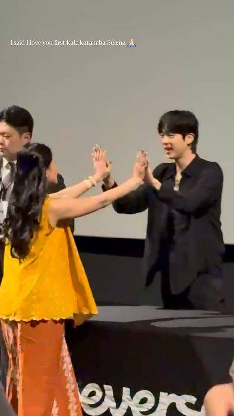 Yunita Siregar hi-touch sama Jin BTS (instagram.com/yunitasiregar)