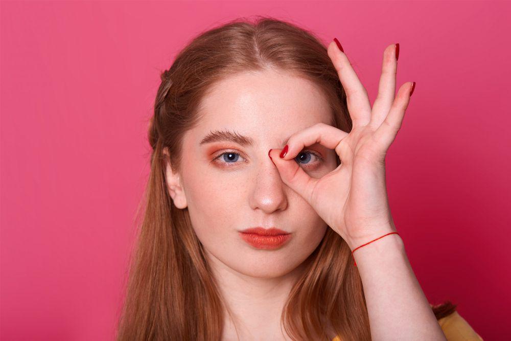 7 Inspirasi Bold Summer Eye Makeup, Tampil Cetar di Musim Panas!