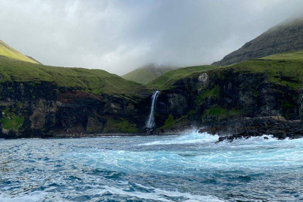 air terjun di Kepulauan Faroe (unsplash.com/nesblaszczyk)