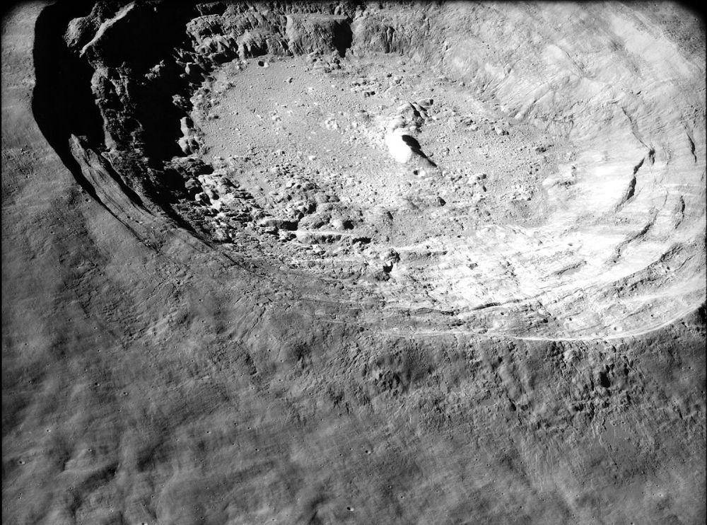 Kawah Aristarchus di Bulan (en.wikipedia.org)