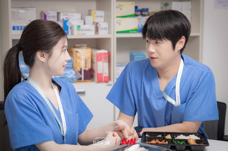 Go Youn Jung dan Jung Joon Won di drama Resident Playbook (Dok. tvN/Resident Playbook)