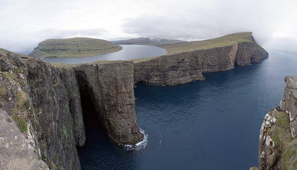Danau Sorvagsvatn dari Traelanipan (commons.wikimedia.org/Kallerna)