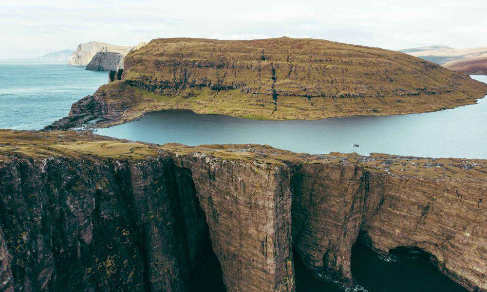 Danau Sorvagsvatn, Kepulauan Faroe (unsplash.com/rehtrew)