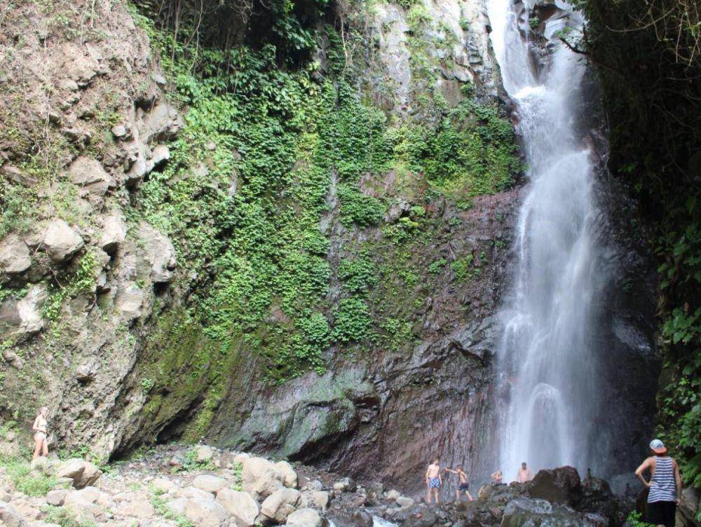 Pesona air terjun Yeh Mampeh. (Jadesta.kemenparekraf.go.id)