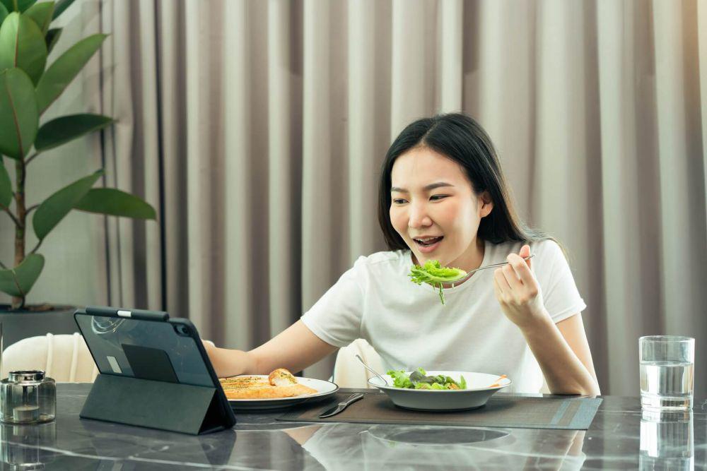 Makan Harus Sambil Nonton? Simak 6 Alasan Psikologis di Baliknya