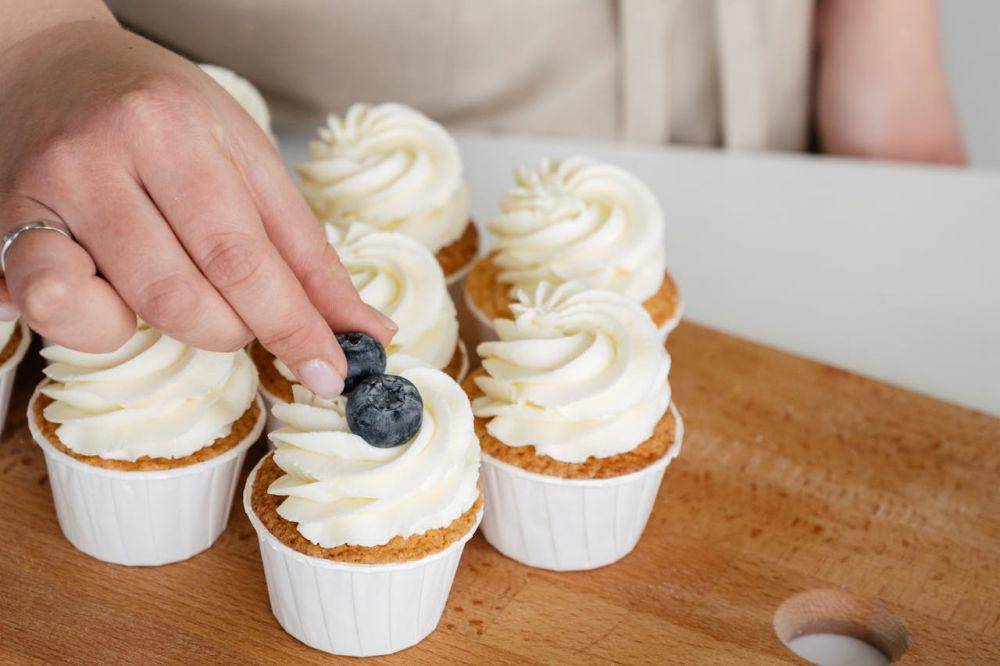 ilustrasi topping cupcake (pexels.com/SHVETS production)