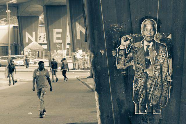 gambar Nelson Mandela di ruang publik (unsplash.com/@gregfullard)
