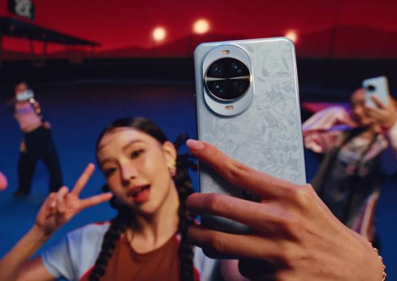 Seseorang memegang HUAWEI nova 14 Pro warna ice crystal blue. (huawei.com)