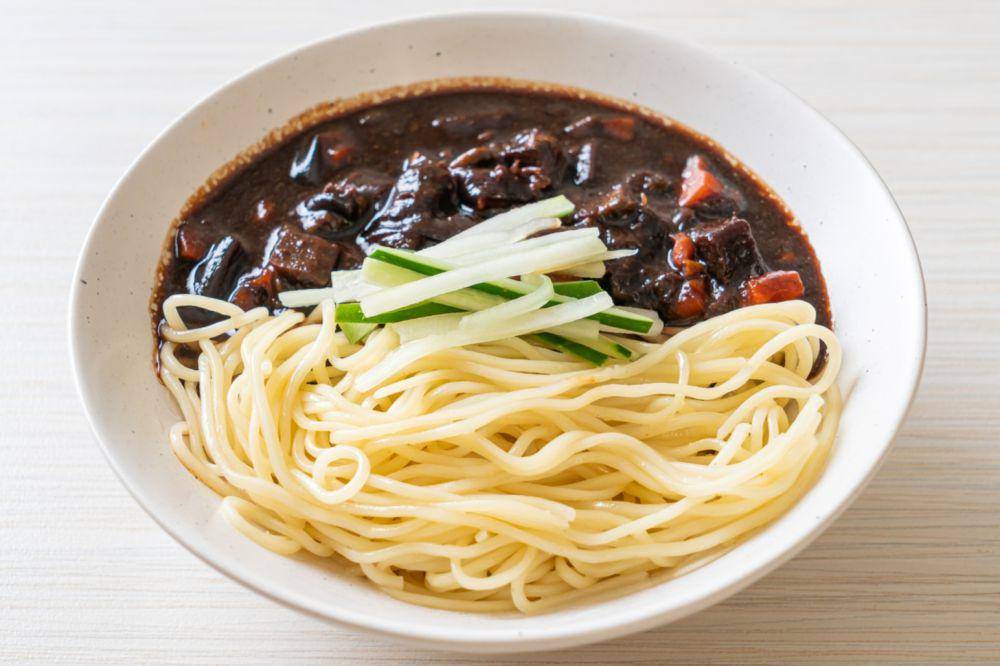 Ilustrasi jajangmyeon (vecteezy.com/Natthapon Ngamnitripron)