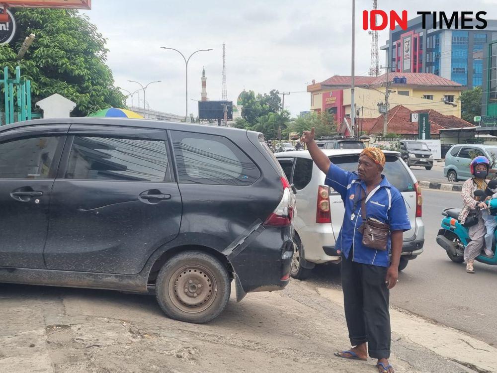 Kisah Pakde Jukir di Palembang, Sekolahkan Anak dari Uang Seikhlasnya