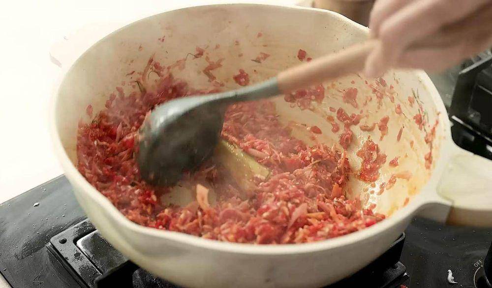 ilustrasi memasak sambal teri kecombrang (YouTube.com/Devina Hermawan)