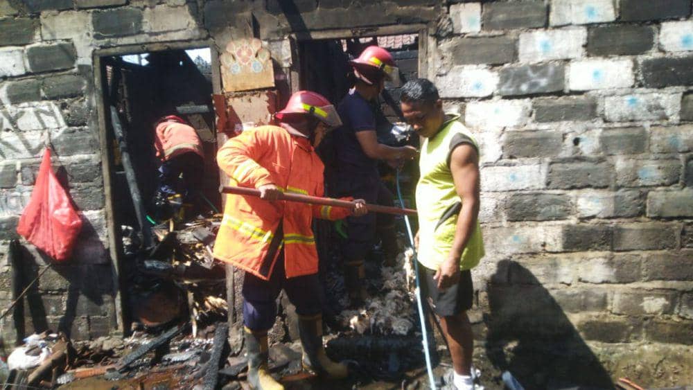 Petugas Damkar bersama warga melakukan pemadaman dan pendinginan. (Dok.Humas Damkar Karangasem)
