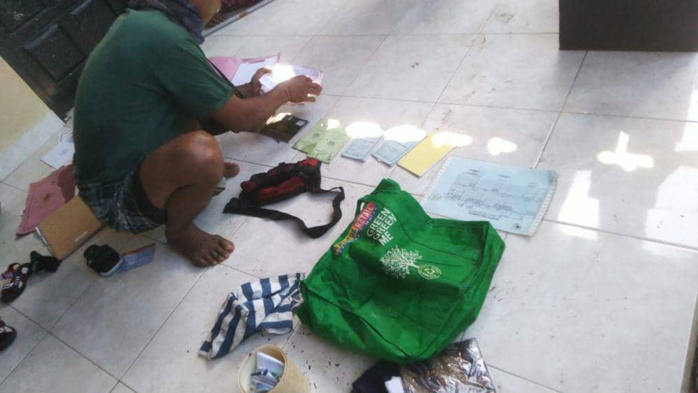 Pemilik rumah sedang mengecek kondisi dokumen di rumahnya. (Dok.Humas Damkar Karangasem)