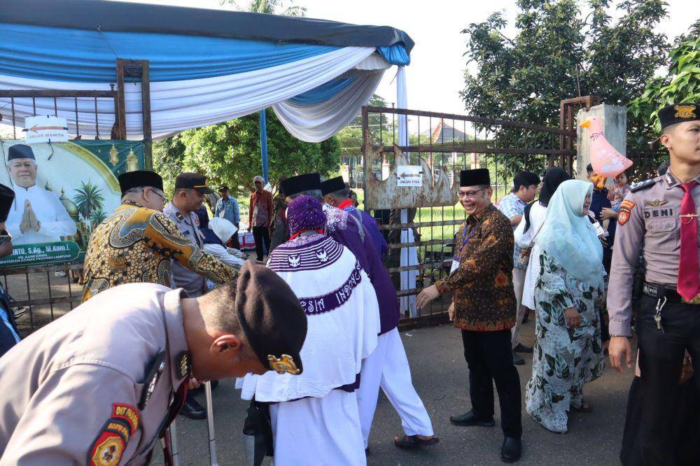 Aktivitas pelayanan para calon jemaah haji di Asrama Haji Provinsi Lampung. (DOK. Kemenag Lampung).