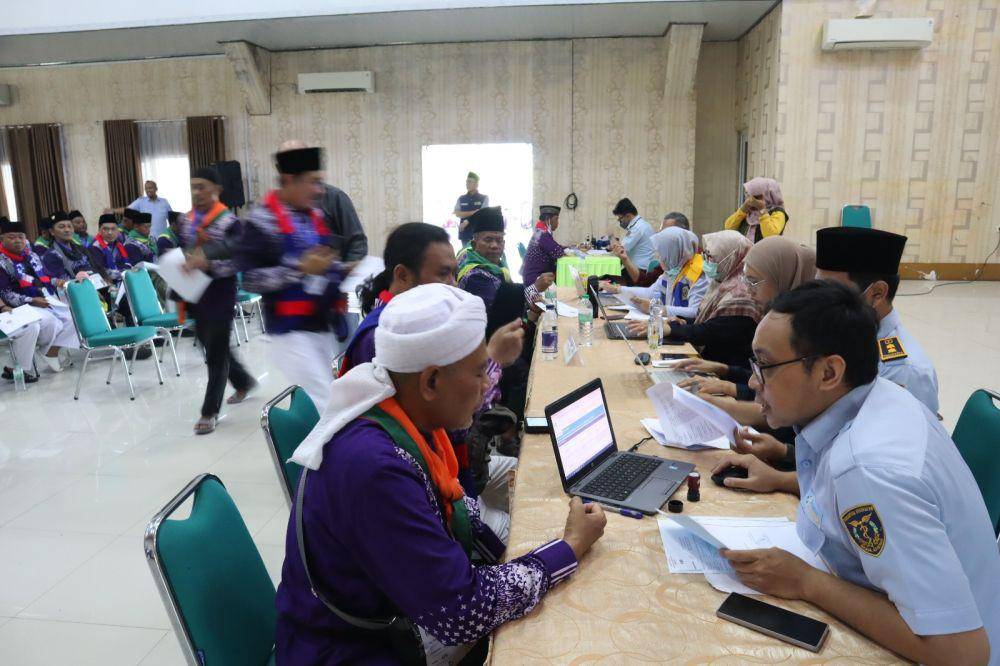 Aktivitas pelayanan para calon jemaah haji di Asrama Haji Provinsi Lampung. (DOK. Kemenag Lampung).