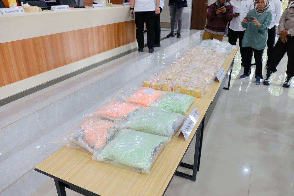 Barang bukti Narkoba yang disita dari 7 orang tersangka jaringan internasional (IDN Times/ Fanny Rizano)