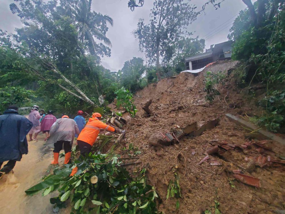 Longsor Trenggalek: 6 Warga Hilang, Akses ke Lokasi Putus