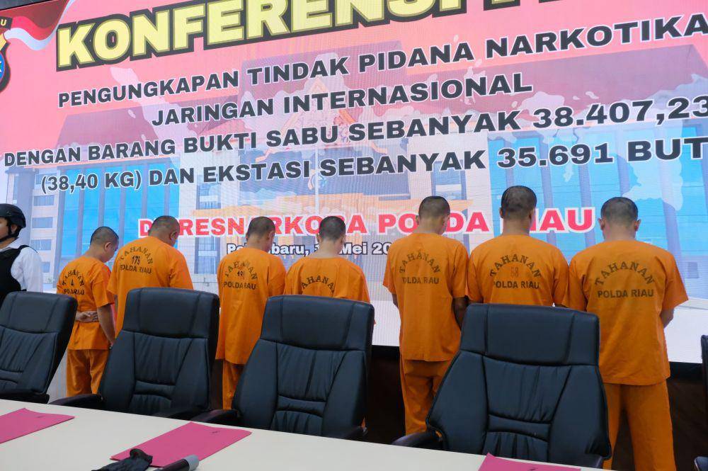 7 orang jaringan internasional yang ditangkap Polda Riau pada Direktorat Reserse Narkoba (IDN Times/ Fanny Rizano)