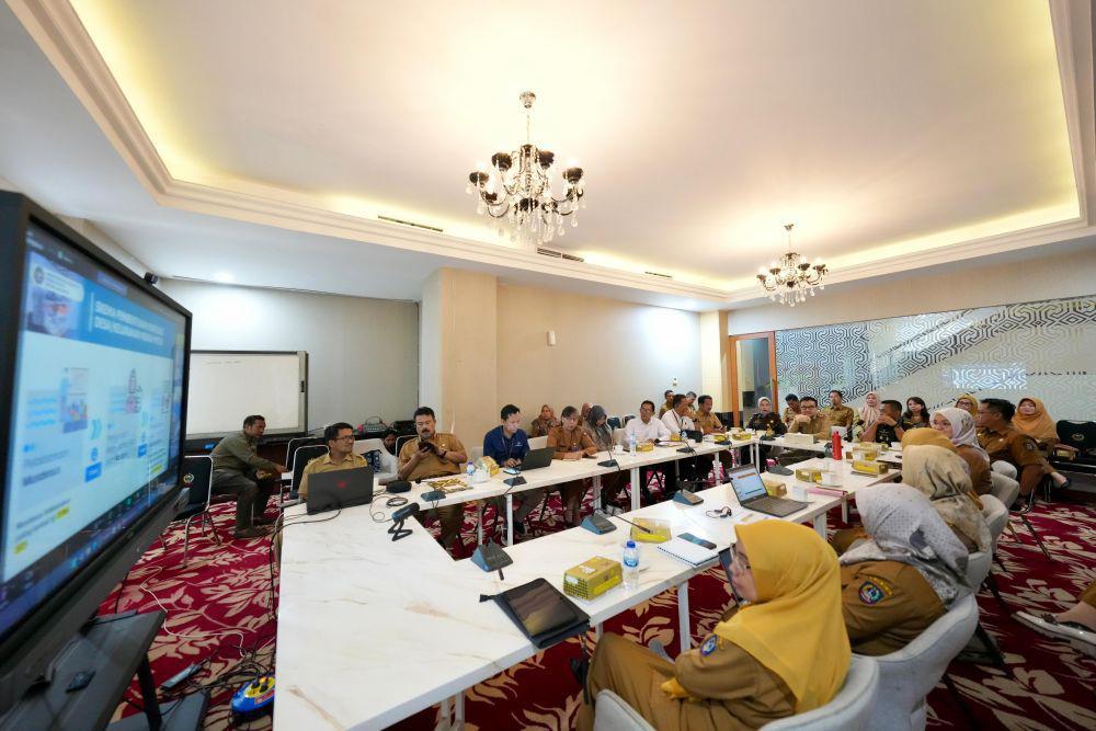 Rapat koordinasi membahas percepatan pembentukan Koperasi Merah Putih di Kantor Gubernur Sulsel, Senin (19/5/2025). (Dok. Humas Pemprov Sulsel)