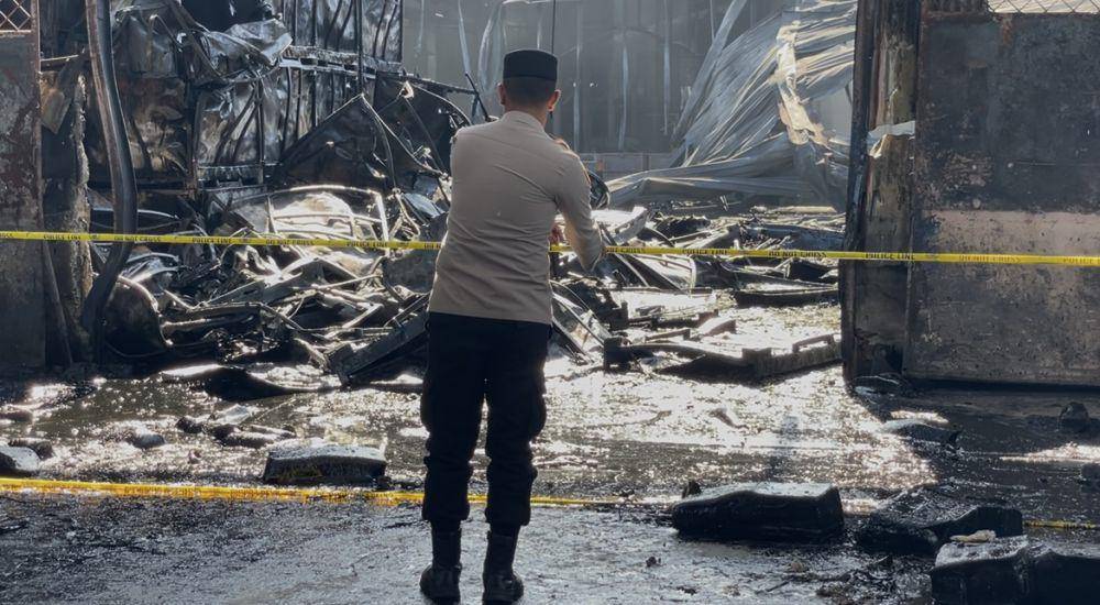 Polisi memasang Police Line (Foto: IDN Times/Halbert Caniago)