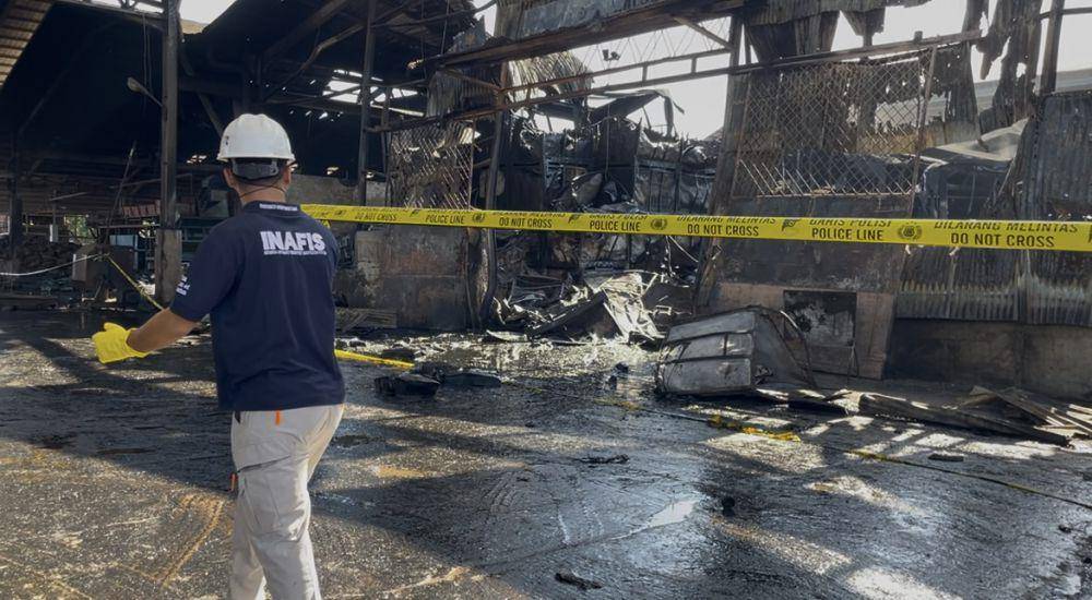 Tim identifikasi memasang Police Line (Foto: IDN Times/Halbert Caniago)