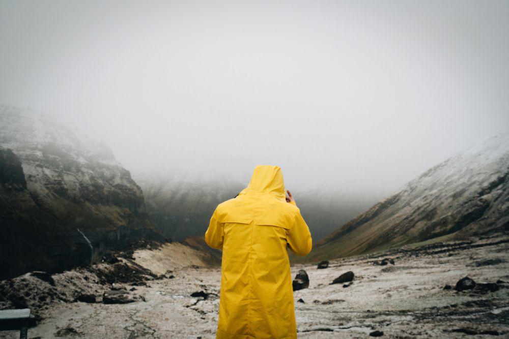 ilustrasi jas hujan (unsplash.com/Lê Tân)