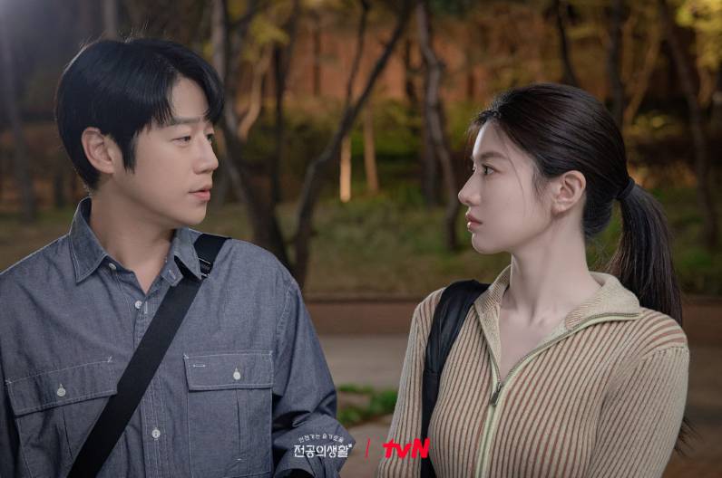 Jung Joon Won dan Go Youn Jung di drama Resident Playbook (Dok. tvN/Resident Playbook)