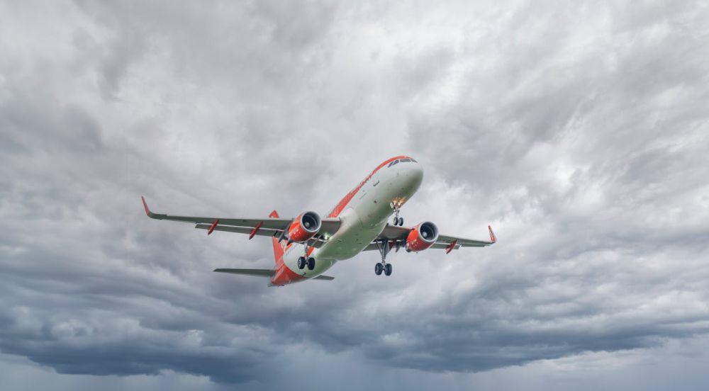 ilustrasi pesawat terbang di atas awan mendung (pexels.com/Miguel Cuenca)