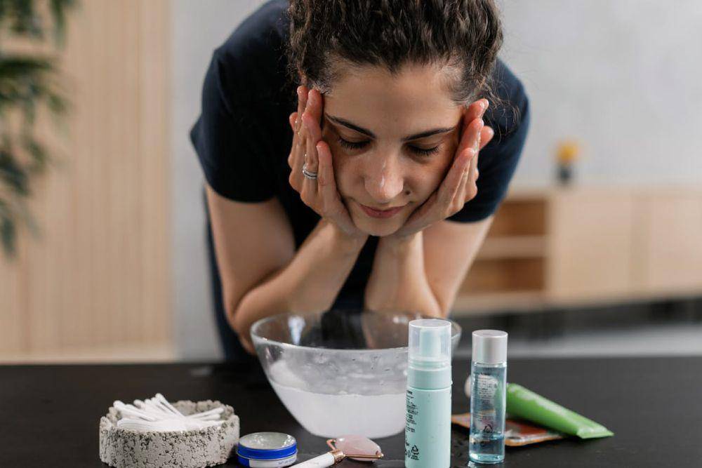 Ilustrasi menggunakan skincare sesuai urutan (pexels.com/Alena Darmel)