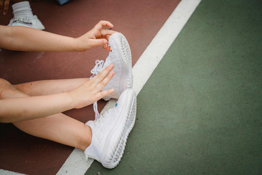 ilustrasi sepatu anak (pexels.com/Antonius Ferret)