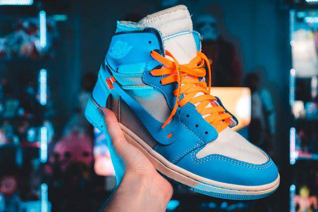 ilustrasi sepatu limited edition (pexels.com/Erik Mclean)